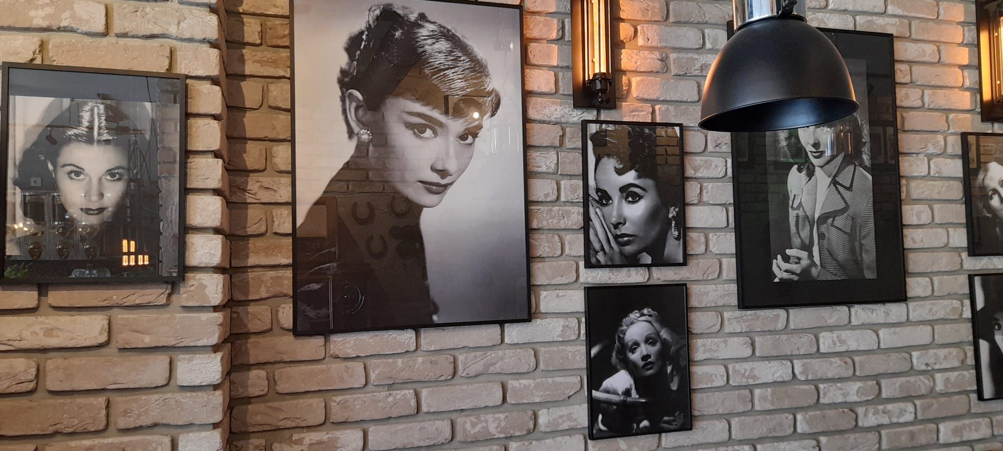Caviani Cafe Interieur mit Backsteinwand in Frankfurt Hoechst